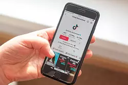 Die nordrhein-westf&auml;lische Landesregierung sieht gro&szlig;en Handlungsbedarf bei der Regulierung sozialer Medien. (Symbolbild) - &copy; Fernando Gutierrez-Juarez/dpa