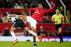 Newcastle-Verteidiger Malick Thiaw war in der zweiten H&auml;lfte fast nur noch in der H&auml;lfte von Manchester United. - &copy; Dave Thompson/AP/dpa