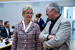 Freundliche Stimmung: Die Verhandlungsf&uuml;hrer der bayerischen Metall-Arbeitgeber, Angelique Renkhoff-M&uuml;cke, und der IG Metall Bayern, Horst Ott - &copy; Lennart Preiss/dpa