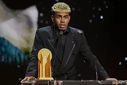 Lamine Yamal vom FC Barcelona durfte zumindest die Auszeichnung als bester Nachwuchsspieler entgegennehmen. - &copy; Thibault Camus/AP/dpa