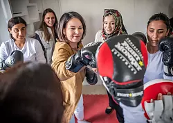 Annalena Baerbock hat sich Boxhandschuhe angezogen und nimmt an der Sporttherapie teil. - &copy; Michael Kappeler/dpa