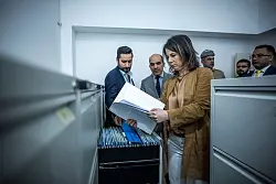 Annalena Baerbock schaut sich Akten im Dokumentationszentrum f&uuml;r die Verbrechen des IS an. - &copy; Michael Kappeler/dpa