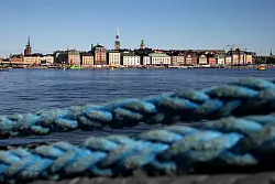Blick auf Gamla Stan, die Altstadt von Stockholm: Die schwedische Hauptstadt vereint Urbanität und Natur - bei auch im Sommer meist angenehmen Temperaturen. - © Steffen Trumpf/dpa