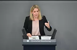 Bundesbauministerin Verena Hubertz will den Wohnungsbau ankurbeln (Archivbild) - © Katharina Kausche/dpa