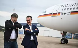 Wirtschaftsminister Robert Habeck und Ernährungsminister Cem Özdemir in Brasilia vor ihrem Abflug nach Manaus. - © Britta Pedersen/dpa