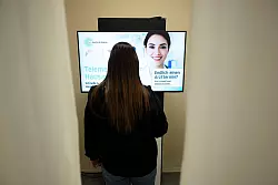 Im &laquo;S Medical Room&raquo; kann der Arzt per Video vor allem bei leichteren Beschwerden einen Rat geben. - &copy; Marijan Murat/dpa