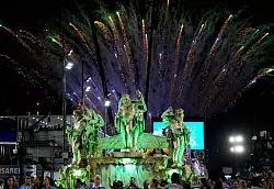 Darsteller der Sambaschule Vila Isabel bei den Karnevalsfeierlichkeiten in Rio. - &copy; Silvia Izquierdo/AP/dpa