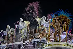 Darsteller der Sambaschule Vila Isabel feiern auf einem Wagen in Rio. - &copy; Silvia Izquierdo/AP/dpa