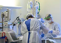 Medizinisches Personal soll bei einer Pandemie weltweit als Erstes versorgt werden (Archivbild) - &copy; Robert Michael/dpa-Zentralbild/dpa