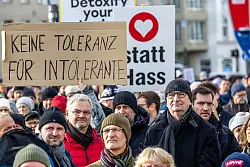 An der Demonstration in Cottbus nimmt auch Brandenburgs Ministerpräsident Dietmar Woidke (r, mit Brille u. Mütze) teil. - © Frank Hammerschmidt/dpa