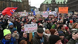 Mit selbstgemachten Schildern und Plakaten demonstrieren die Menschen auf dem Bremer Marktplatz gegen rechts. - © Carmen Jaspersen/dpa