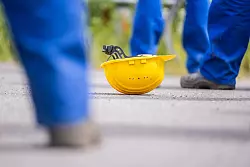 Bin ich als Nächstes dran? Indizien für einen bevorstehenden Wegfall von Arbeitsplätzen können Standortschließungen und Fusionen sein. - © Mohssen Assanimoghaddam/dpa/dpa-tmn