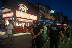 Die Polizeipräsenz wurde am Ballermann zuletzt verstärkt. (Archivfoto) - © Clara Margais/dpa