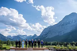 Am Rande des G7-Gipfels gab es zahlreiche Gespräche im kleinen Kreis, auch zwischen EU-Kommissionspräsidentin Ursula von der Leyen und US-Präsident Donald Trump. - © Michael Kappeler/dpa-Pool/dpa