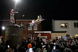 Der Höhepunkt des Klaasohm-Fests auf Borkum ist das Springen der Klaasohms von einer Säule in die Menschenmenge. - © Lars Penning/dpa