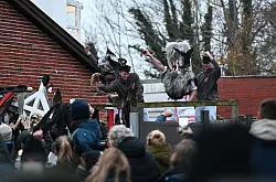 Zwei Klaasohms beginnen ihren Zug über die Insel Borkum. - © Lars Penning/dpa