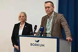 Vor dem Klaasohm-Fest auf Borkum stellen sich Bürgermeister Jürgen Akkermann (parteilos) und seine Stellvertreterin Melanie Helms (SPD) den Fragen der Presse. - © Lars Penning/dpa