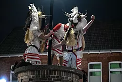Das Traditionsfest Klaasohm auf Borkum endet mit dem Sprung der Klaasohms in die Menschenmenge von einer Säule im Zentrum des Orts. - © Lars Penning/dpa