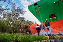 Da steht ein Containerschiff im Garten. - &copy; Jan Langhaug/NTB/dpa