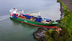 Das auf Grund gelaufene Schiff ist am Dienstag geborgen worden. - &copy; Jan Langhaug/NTB/dpa