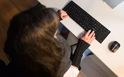 Deutsche verbringen im Schnitt 10 Stunden am Tag mit Sitzen (Archivbild). - © Julian Stratenschulte/dpa