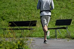 Ab 30 Minuten moderater Aktivität pro Tag können gesundheitliche Vorteile erzielt werden (Archivbild). - © Markus Lenhardt/dpa