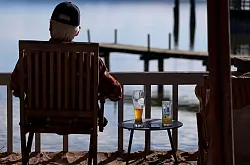 Knapp ein Drittel der Befragten verzichtet vollständig auf Alkohol (Archivbild). - © Karl-Josef Hildenbrand/dpa