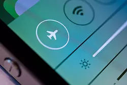 Flugmodus an: Mit Handy-Einstellungen kann man regeln, was und wer einen wann erreichen kann - und so für echte «Flow»-Momente sorgen. - © Franziska Gabbert/dpa-tmn