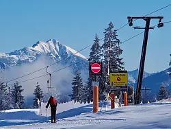 Ein einsamer Skitourengeher im noch nicht geöffneten Skigebiet von Garmisch-Partenkirchen. Nach zwei guten Wintern könnte die diesjährige Saison für die Urlaubsorte in den Alpen schlechter ausfallen. - © Carsten Hoefer/dpa