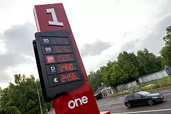 An dieser Tankstelle in Tschechien ist auch der Wechselkurs von Euro zu Kronen angegeben. - &copy; Pia Bayer/dpa