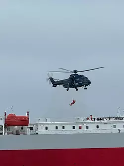 Einsatzkr&auml;fte wurden per Helikopter an Land gebracht. - &copy; --/Havariekommando/dpa