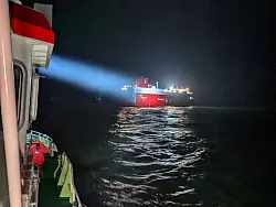 Die ersten Einsatzkr&auml;fte erreichten gegen Mitternacht den Frachter. - &copy; -/DGzRS/dpa