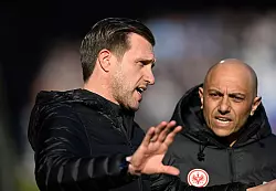 Frankfurts Sportvorstand Krösche diskutiert vor dem Spiel mit den Fans - © Anke Wälischmiller/dpa