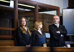 Die Rechtsanwälte des angeklagten Palliativmediziners. - © Bernd von Jutrczenka/dpa