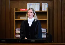 Die Vorsitzende Richterin Sylvia Busch im Gerichtssaal. - © Bernd von Jutrczenka/dpa