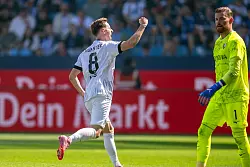 Doppeltorsch&uuml;tze Joshua Mees jubelt &uuml;ber seinen zweiten Treffer. - &copy; David Inderlied/dpa