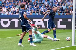 Philipp Hofmann (r) trifft zum zwischenzeitlichen 1:1. - &copy; David Inderlied/dpa