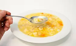 Schon im 12. Jahrhundert wurde Hühnersuppe als Medizin gegen fast alles gepriesen. (Archivbild) - © Andrea Warnecke/dpa-tmn/dpa