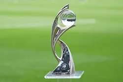 Um diese Trophäe geht es. (Archivbild) - © Martin Meissner/AP/dpa