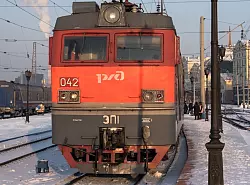 Im westrussischen Gebiet Brjansk ist nach dem Einsturz einer Straßenbrücke ein Zug entgleist. Es gibt Opfer. (Archivbild) - © Andreas Drouve/dpa