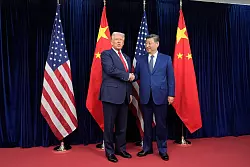 Trump (l) und Xi sind die Staatschefs der beiden weltgr&ouml;&szlig;ten Volkswirtschaften. - &copy; Mark Schiefelbein/AP/dpa