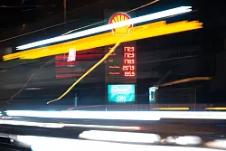 Auch Ausgaben für den Verkehr wie Autofahren sind große Posten im Haushalt. - © Sebastian Kahnert/dpa