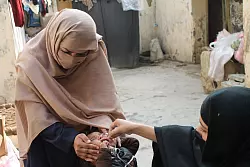Impfhelferin Nadschia (links) ist unerschrocken bei ihrer Arbeit. - © Nabila Lalee/dpa