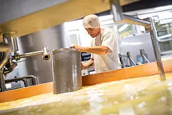 Appenzeller Land, das verbinden viele mit dem gleichnamigen Käse. In der Schaukäserei kann man erleben, wie er hergestellt wird. - © Roger Oberholzer/Appenzeller Schaukäserei/dpa-tmn