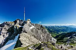 Markanter Berg: Der Säntis ist das Wahrzeichen des Appenzellerlandes. - © Rene Niederer/Säntis-Schwebebahn AG/dpa-tmn