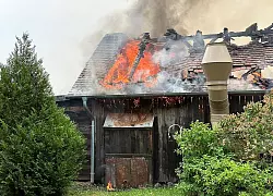 Flammen und Rauch steigen aus einem Geb&auml;ude auf dem Gel&auml;nde des Freizeitparks Karls Erlebnis-Dorf im brandenburgischen Elstal bei Wustermark. - &copy; -/tv7news.de/dpa