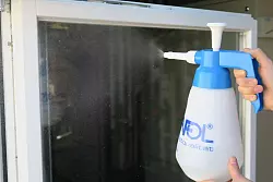 Bevor Sie die Sonnenschutzfolie auf die Scheibe kleben, sollte das Fenster am besten ausgehangen und gründlich gereinigt werden. - © Stiftung Warentest/dpa-tmn