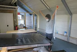 Fehler verzeiht die Sonnenschutzfolie nicht: Bringen Sie diese möglichst auf Anhieb knitterfrei auf der Außenseite des Fensters an. - © Stiftung Warentest/dpa-tmn