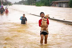 Hunderttausende sind in Südthailand auf der Flucht vor dem Hochwasser. - © -/XinHua/dpa
