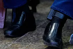 Die elektronische Fu&szlig;fessel an Bolsonaros linkem Kn&ouml;chel sorgt f&uuml;r Diskussionsstoff. (Archivbild) - &copy; Eraldo Peres/AP/dpa